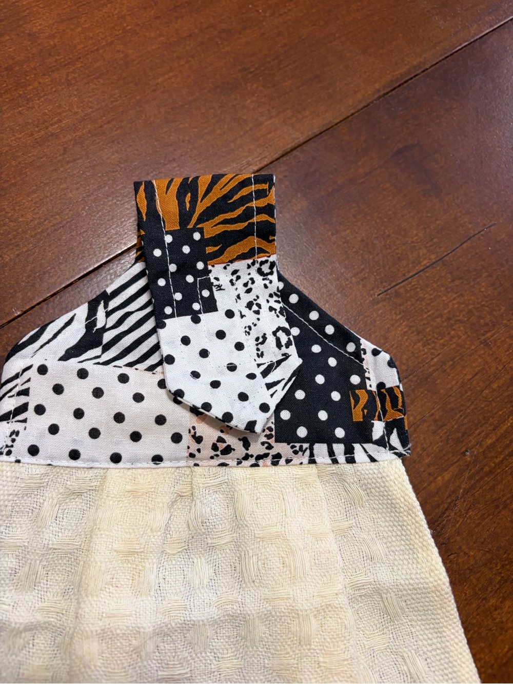 Pair of Cream cotton Kitchen Towels with Black & Animal Print for oven door - Picture 4 of 4